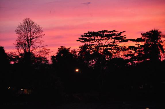 As incríveis cores do céu de fim de tarde, em Puerto Jimenez, na Península de Osa, no sul da Costa Rica